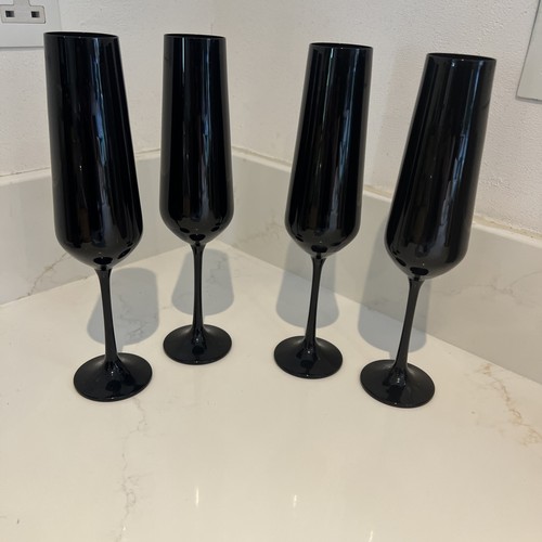 Black glass champagne flutes - 4,