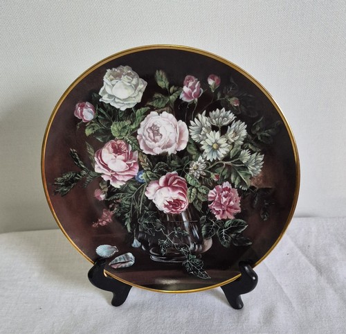 Roses and shells - roses, shells.