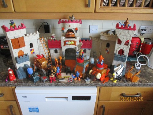 Knights castle fisher price - knights,