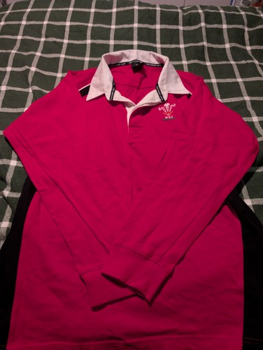 Adults small welsh rugby shirt - small,