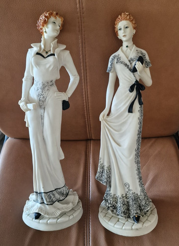 Pair resin figurines - a,