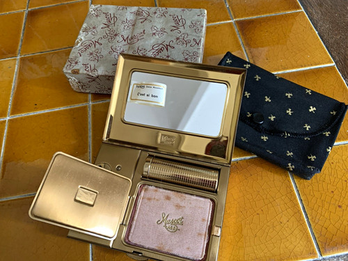 Mascot 1950s make compact - make,