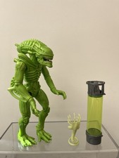 Queen Alien Figure Xenomorph 7" 2020 Green  Glow In Dark Face Hugger In Jar Toy