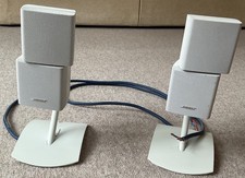 2 X BOSE WHITE DOUBLE CUBE LIFESTYLE ACCOUSTIMASS SPEAKERS + Table stands