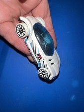 2016 GOLDEN ARROW HOT WHEELS DIECAST CAR TOY 