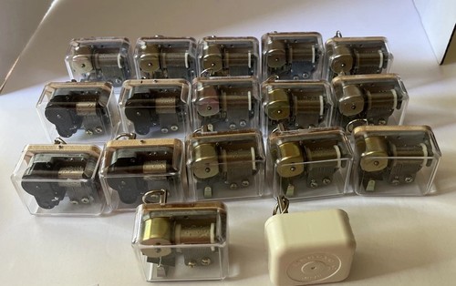 Lot wind music box - of,