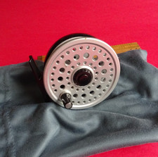 A VERY GOOD VINTAGE RYOBI 3" SUPER LIGHT 255MG MAGNESIUM TROUT FLY FISHING REEL