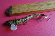 A NICE VINTAGE EARLY MODEL UNNAMED PERCY WADHAM NATURE BAITS LOACH FISHING LURE