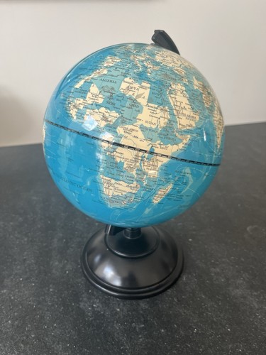 World globe 27cm high - 27cm, plastic