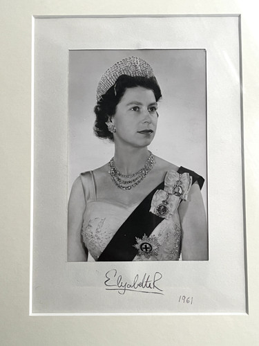 Queen elizabeth autograph - autograph, and