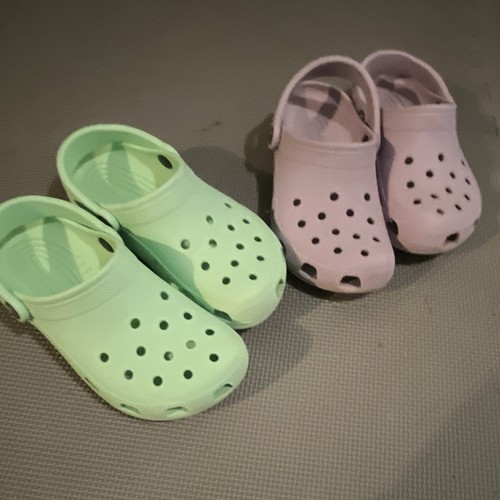 Pair crocs adult size 6 - 2,