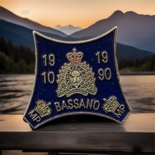 Vintage Royal Canadian Mounted Police (RCMP) Bassano Enamel Badge. Y10 54