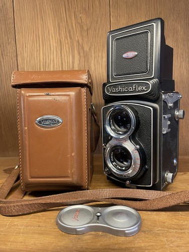 Near mint case yashica - mint, w/