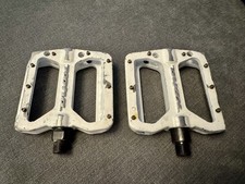 Kona Wah Wah Flat Pedals 9/16” in white - Rebuilt