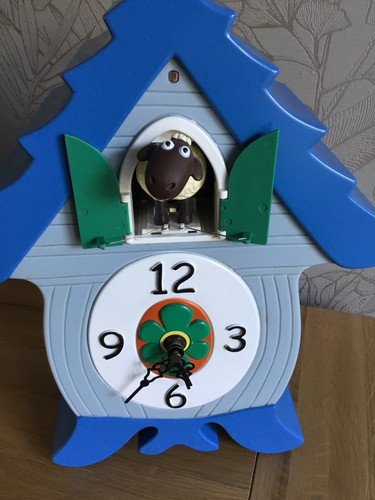 Heads ewecoo sheep cooclock - up,
