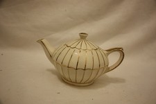 57 NB1121 Lovely Sadler Tea Pot Small Cream & Gilt 8.5 x 16cm