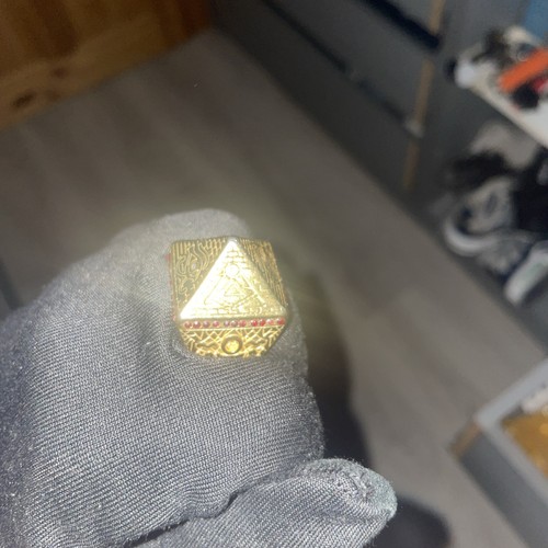 Pyramid ring