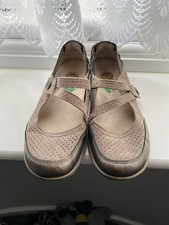 Ladies Earth Shoes Size 4 Light Brown /metallic