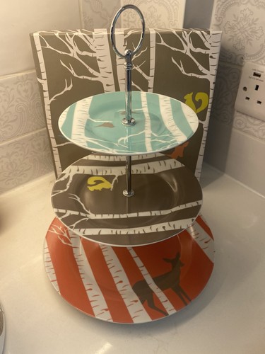 Magpie the woods cake - the, stand