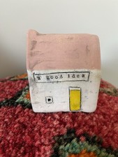 AMANDA BANHAM HAND-BUILT LITTLE HOUSE - A GOOD IDEA