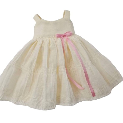 Elegant dress with delicate