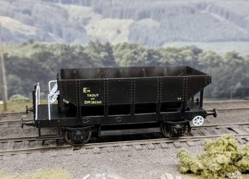 Scale trout ballast - 00, hopper