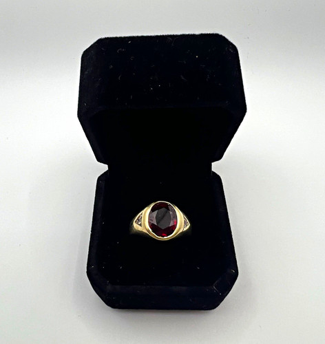 10ct yellow gold - garnet, signet