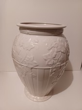 Wedgwood classic garden Ivy leaves vase l1996 - large size great condition