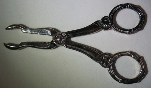 Unmarked serrated scissors - unmarked,