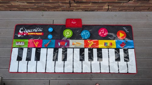 Hamleys gigantic keyboard - hamleys,