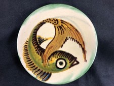 GOOD VINTAGE PUIGDEMONT ART POTTERY HAND PAINTED FISH PLATE.