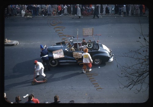 Clown car parade honking - car,