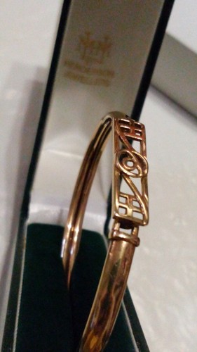 Stunning 9ct solid yellow gold - stunning,