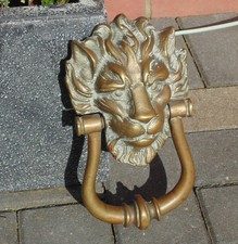 (1585) heavy old brass / bronze lion head door knocker  (Pick up / post world)