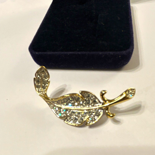 Vintage golf feather broach - vintage,