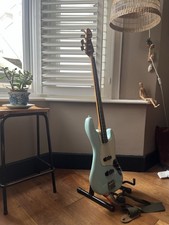 Squire Jazz Bass ! Classic