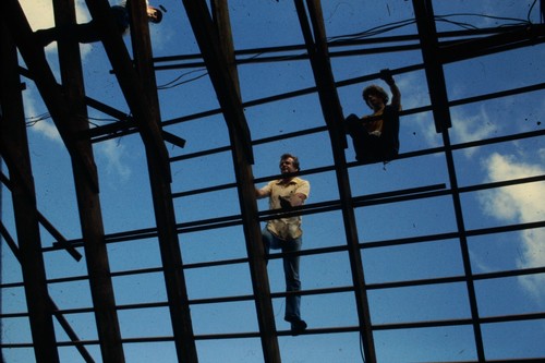 S690 men man building - men, roof