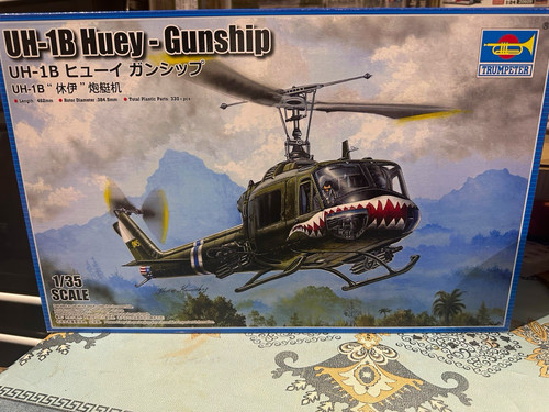 Trumpeter 1b huey - 1:35,
