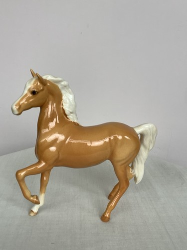 Beswick palomino horse model - palomino,