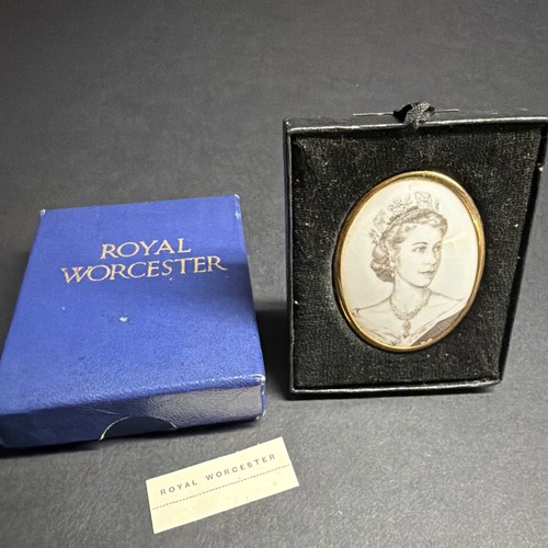 Royal worcester queen - royal,