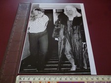 DIANA DORS ON STAIRS MODERN PRESS PHOTOGRAPH 55352 FAMOUS ACTRESS/CINEMA/FILM