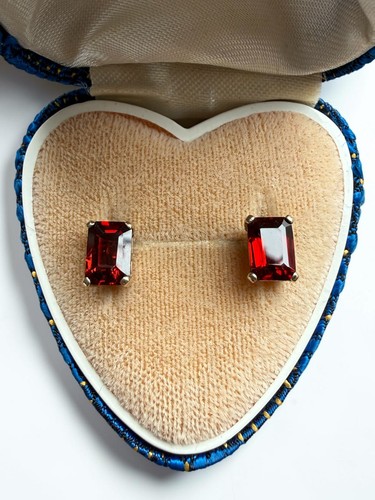 9ct gold garnet stud - garnet,