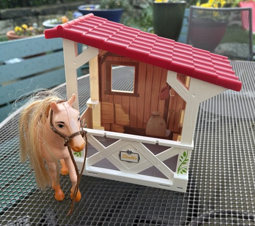 Stable and horse toy set - horse, in