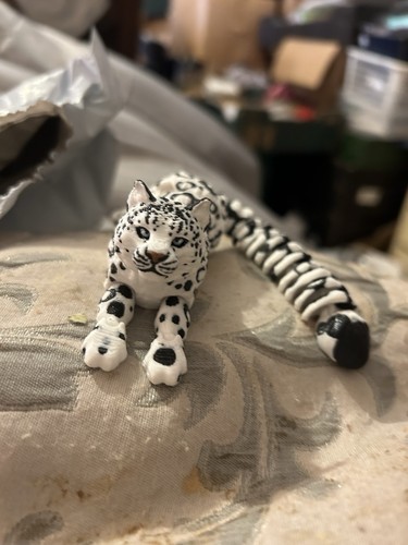 Movable snow leopard figure - movable,