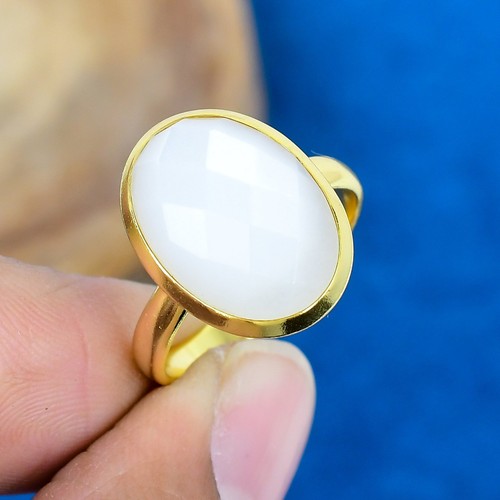 White onyx oval - ring, gold