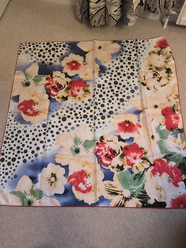 Floral red edged with navy