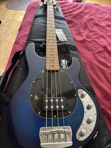 Sterling music man stingray - by,