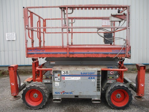 2011 skyjack 6832 scissor lift - 2011,