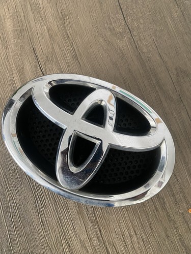Toyota grille badge - toyota,