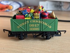 HORNBY 'OO' GAUGE R6825 CHRISTMAS 2017 - 7 PLANK WAGON, Mint Unused !
